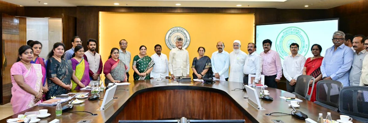 AndhraPradeshCM's tweet photo. ప్రభుత్వ వసతి గృహాలు, గురుకులాల్లో చదువుతున్న బడుగు బలహీన వర్గాల విద్యార్థులకు డైట్ ఛార్జీలను 10 శాతం పెంచి ఇవ్వాలని గౌరవ ముఖ్యమంత్రి శ్రీ నారా చంద్రబాబునాయుడు ఆదేశించారు. నేడు రాష్ట్ర సచివాలయంలో సంక్షేమ శాఖలపై సమీక్ష సందర్భంగా ఈ మేరకు నిర్ణయం తీసుకోవడమే కాకుండా ఈ ఏడాది రెండో త్రైమాసికం నుంచే డైట్ ఛార్జీల పెంపు వర్తింపజేయాలని సీఎం ఆదేశాలు జారీ చేశారు. సంక్షేమ శాఖలకు చెందిన విద్యాసంస్థల్లో చదివే విద్యార్థులకు నాణ్యమైన విద్యను అందించాలని, రాష్ట్రంలో పెద్ద ఎత్తున గురుకులాల నిర్మాణం చేపట్టాలని,. ప్రభుత్వ విద్యా సంస్థలను కార్పొరేట్‌కు ధీటుగా తీర్చిదిద్దాలని సీఎం అన్నారు. అన్ని రెసిడెన్షియల్ స్కూళ్లు, హాస్టళ్ల మెయింటెనెన్స్ గ్రాంట్ నిమిత్తం రూ.100 కోట్లు కేటాయిస్తూ మరో నిర్ణయం తీసుకున్నారు. పేదలకు సంక్షేమం అందించడమే కాకుండా జీవనోపాధిని మెరుగు పరిచి మరింత ఆదాయం సమకూర్చేందుకు అన్ని మార్గాలను అన్వేషించాలని కోరారు. ప్రభుత్వం అందించే సంక్షేమం, మెప్మా, డ్వాక్రా పథకాల ద్వారా ఉపాధి కల్పించడంతోపాటు, పీ4 ద్వారా సాయం అందించాలని, వ్యవసాయం, ఉద్యాన రంగం, పాడి పరిశ్రమ, జీ రామ్ జీ లాంటి వివిధ సంక్షేమ పథకాల ద్వారా ఎస్సీ, ఎస్టీ, బీసీ, మైనార్టీలకు మేలు చేకూర్చాలని తెలిపారు. ఉద్యాన, రబ్బర్, కాఫీ, పసుపు వంటి పంటల సాగును ప్రోత్సహించి ఆ వర్గాల రైతులకు లబ్ధి కలిగేలా చూడాలని కోరారు. లిక్కర్ షాపుల్లో కల్లుగీత వృత్తిదారులకు, క్వారీల్లో వడ్డెర్లకు కోటా, నాయీ బ్రాహ్మణులు, మత్స్యకారులు, చేనేత కార్మికులకు ఇలా వివిధ వర్గాలకు చేస్తున్న ఆర్థికంగా సాయం మరింత విస్తృతం  చేయాలని ఆదేశించారు. బ్రాహ్మణ కార్పొరేషన్ విధానాలను మిగిలిన కార్పొరేషన్లు కూడా అవలంబించేలా చర్యలు తీసుకోవాలని కోరారు. ఈ సమీక్షా సమావేశంలో మంత్రులు శ్రీ డోలాబాల వీరాంజనేయ స్వామి, శ్రీమతి ఎస్ సవిత, శ్రీమతి గుమ్మడి సంధ్యారాణి, శ్రీ ఎన్ఎండీ ఫరూక్, మైనార్టీ సంక్షేమ సలహాదారు శ్రీ మహ్మద్ షరీఫ్ సహా వివిధ సంక్షేమ శాఖల ఉన్నతాధికారులు పాల్గొన్నారు.
#AndhraPradesh