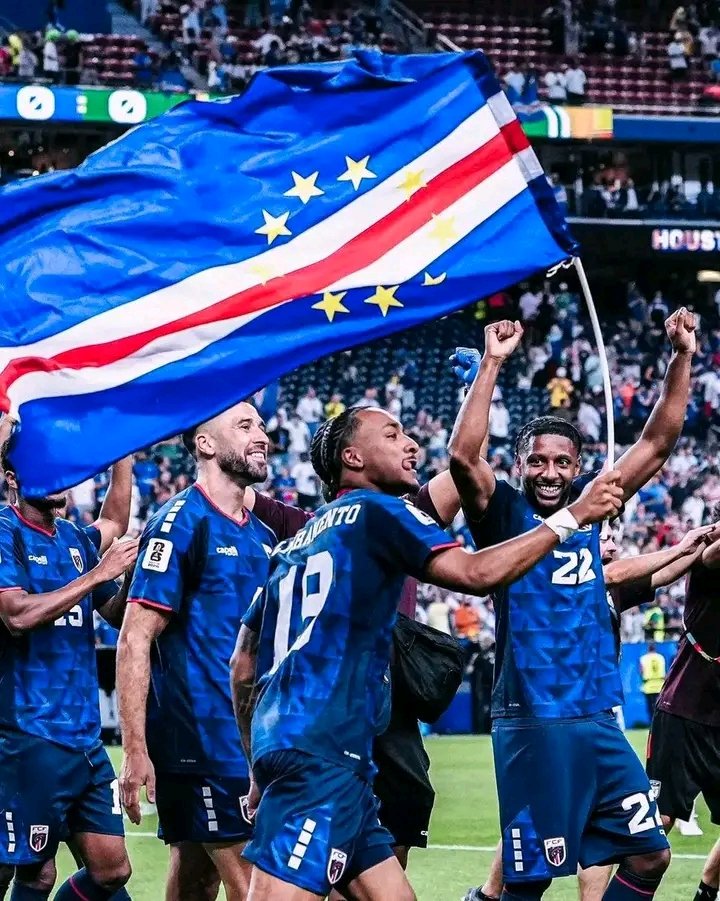 ghasafi's tweet photo. أفريقيا رفعت رأسها عالميا❤️
الـ3 منتخبات لم تخسر في ��ضرنا... بلدان كسبت احترام العالم، بلدان كسبت أن طفل صغير في داكار ولواندا والقاهرة يقول "أنا ايضا مكاني هنا مع الكبار🇨🇻🇨🇩🇪🇬 https://t.co/5pCP01iY84