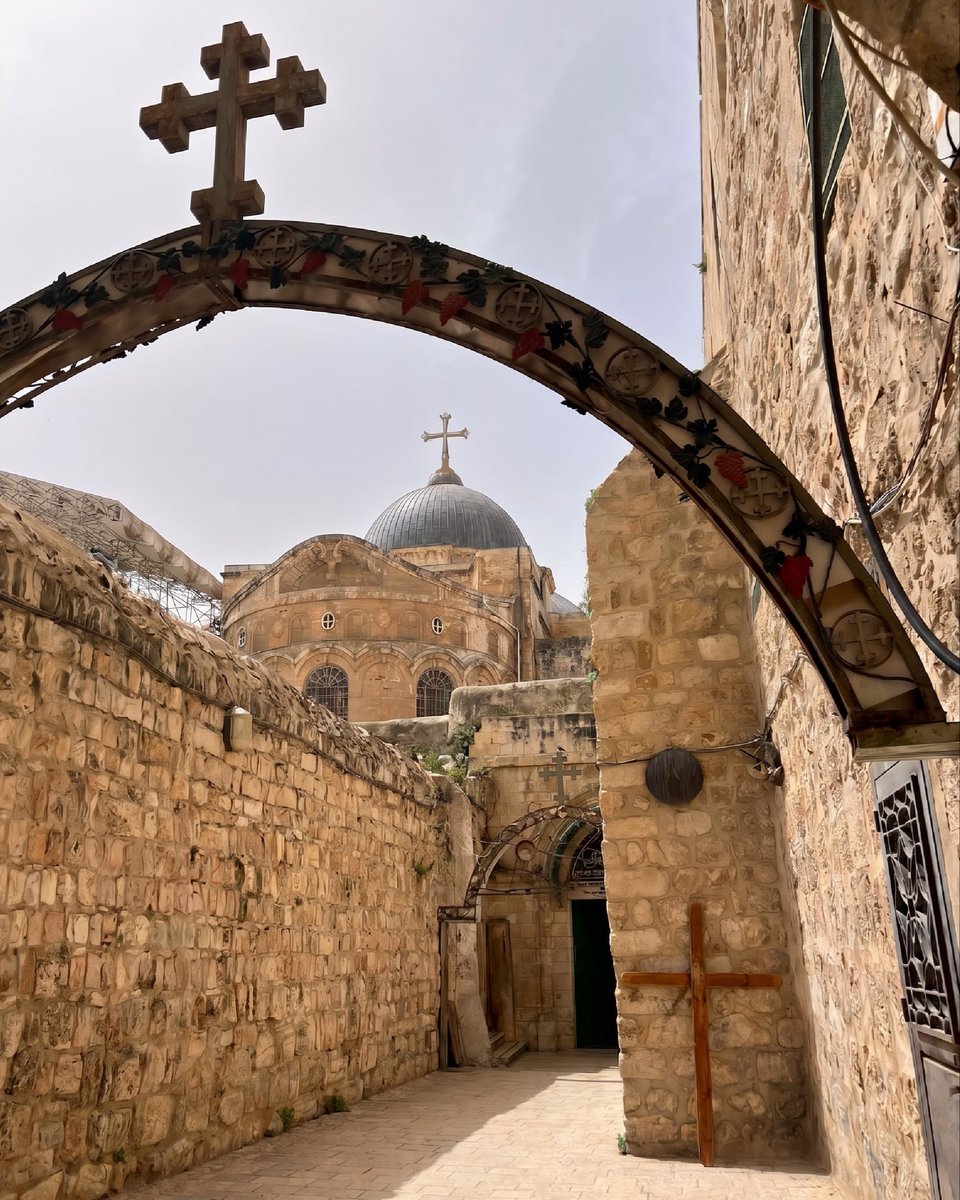 saxum_es's tweet photo. 🏛️ ¿Qué queda de un lugar cuando se intenta borrar su memoria?

En #Saxum Visitor Center podemos ver cómo han evolucionado los lugares santos y cómo la tradición cristiana ha mantenido viva su memoria.

Lee el artículo completo en el blog ✨

#Jesus #TierraSanta #Biblia https://t.co/TkSHnw9FHR