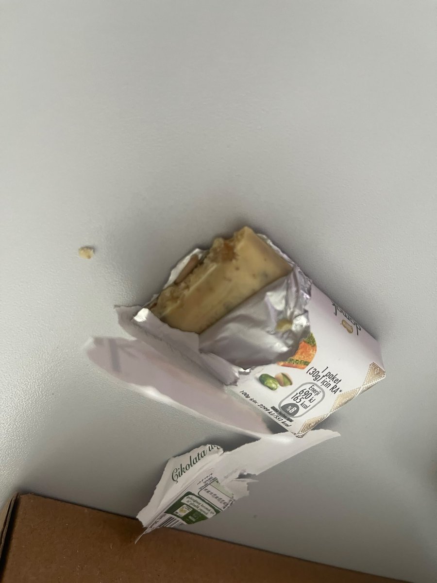 ftmglalty's tweet photo. Bugün Migros’tan verdiğimiz siparişte Nestle damak çikolatadan çıkan kurt şaka gibi @Nestle @Migros_Turkiye https://t.co/rWaTpNANJP