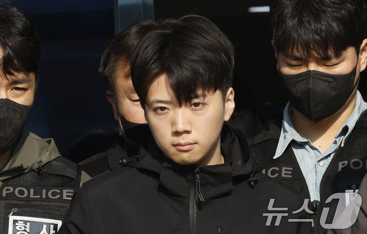 Clickseo's tweet photo. "'광주 여고생 살인 사건' 경찰 유착 의혹 수사"

-- 검찰, 장윤기 사건 증거인멸 의혹 광산경찰서 압수수색

-- 장윤기 아버지와 경찰 유착·누설 의혹 수사
-- '증거인멸' 수사팀장 구속영장… "경찰 부친, 징계 가능"

#경찰은살인자편 #여고생 #살인사건 #성폭력범죄 #광산경찰서 #광산구 #전남광주 https://t.co/NzwH0Kospv