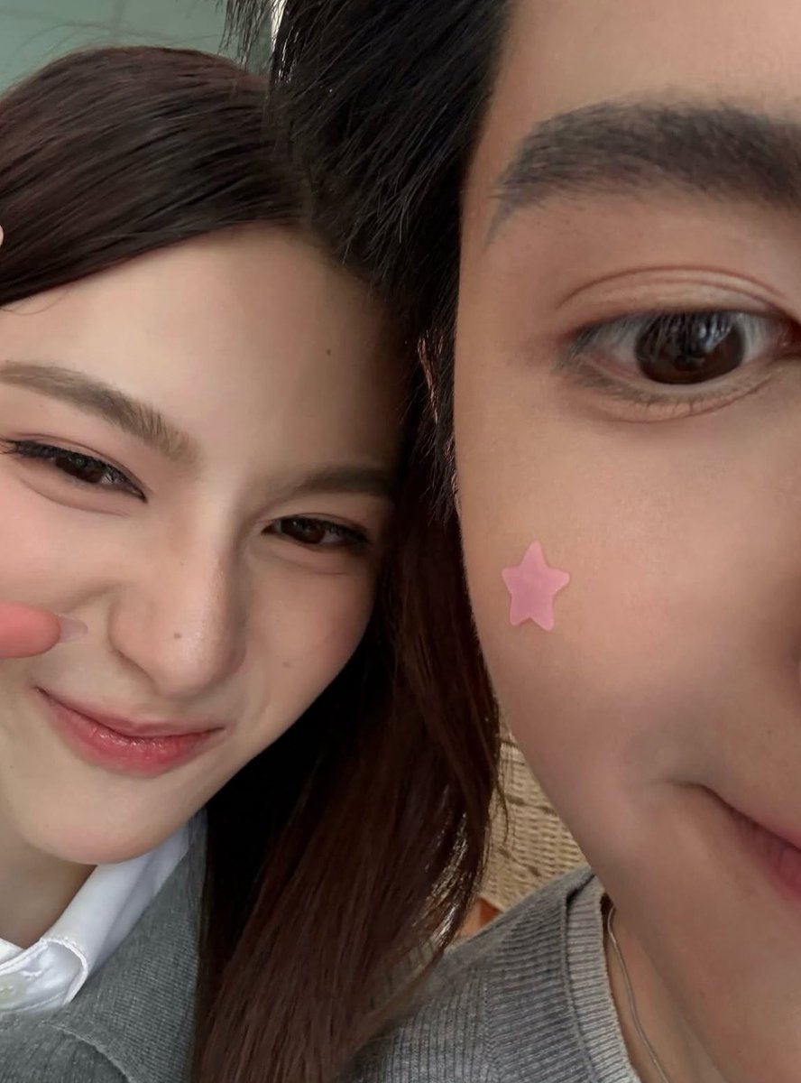 decem2er's tweet photo. ดีใจที่ได้เห็นการแสดงของเป้อในมุมที่ไม่ค่อยได้เห็น แถมยังได้นางเอก mv น่ารัก ๆ แบบพรีมมาแสดงคู่กันด้วย หวังว่าทั้งสองคนจะได้ร่วมงานกันอีกนะงับ เป็นผลงานที่น่ารักมากเลยย 💘⭐️

#COPPERdechawat #primiily 
#BUS_รักมักยาก_MV https://t.co/5SBYYLBqwQ