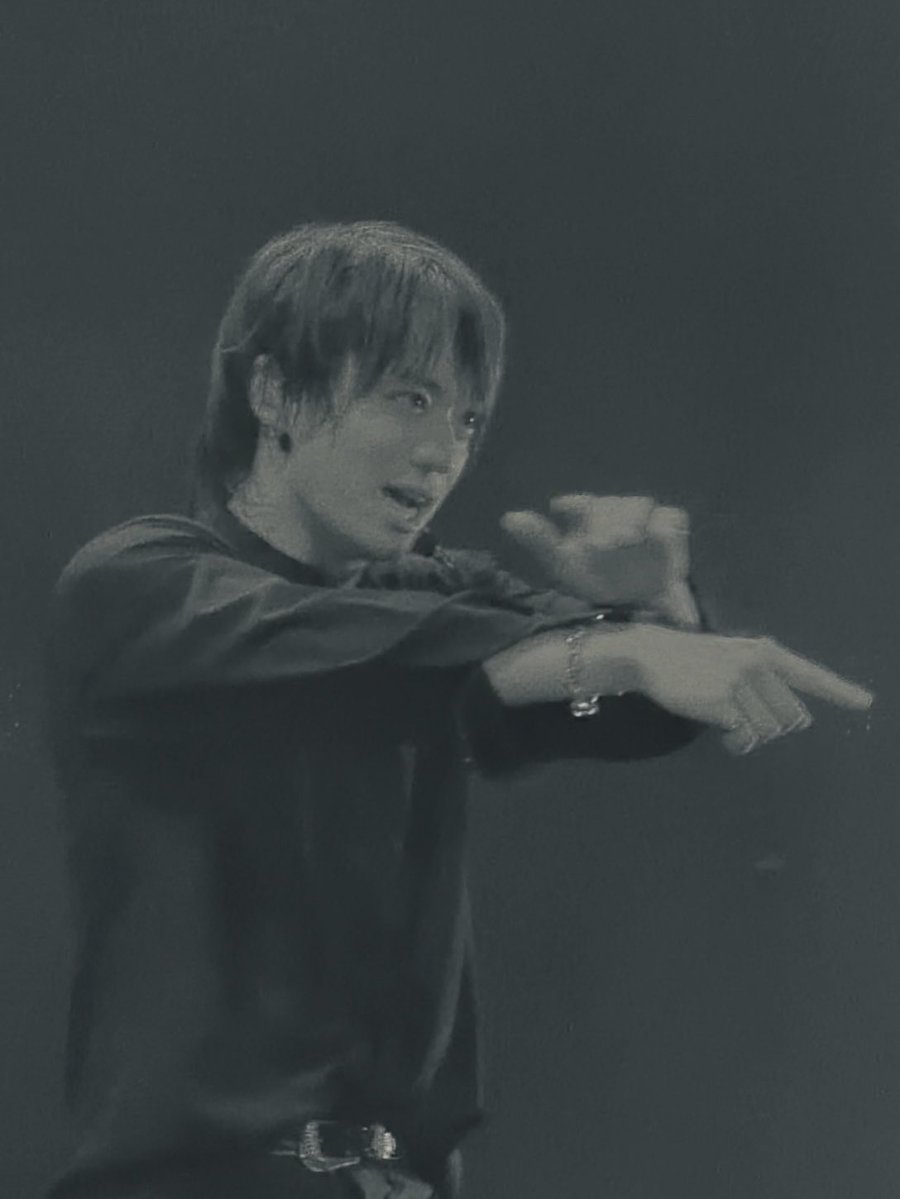 _tsu0620's tweet photo. ECHOの照明かっこいいんだけど映像で見るとチカチカするよな〜🥲と思って白黒にしてみたら「あなたのおじいちゃん若い頃もすごくかっこよかったのよ…☺️」みたいな孫に語りかける時の質感になった（かっこいい）

#福本大晴
#Share_福本大晴_angelwingtour

福本大晴 angel wing tour 6/6 仙台 https://t.co/73rwHtf6LL