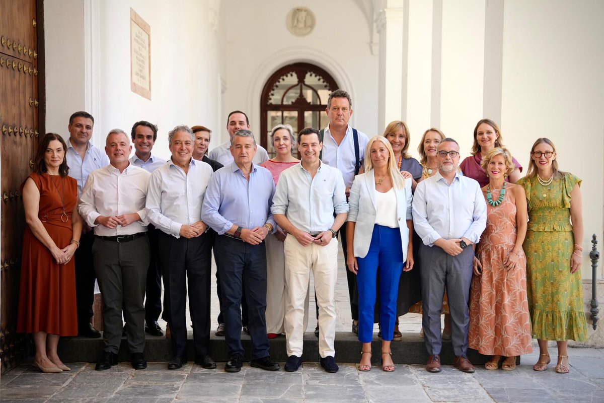 JuanMa_Moreno's tweet photo. Con todos los viceconsejeros el día que han celebrado la última reunión de trabajo y coordinación antes del arranque del nuevo gobierno, que se conocerá estos días.

Gracias por su dedicación y la gran labor que han hecho con la mirada puesta siempre en lo mejor para #Andalucía.

Orgulloso de ellos.