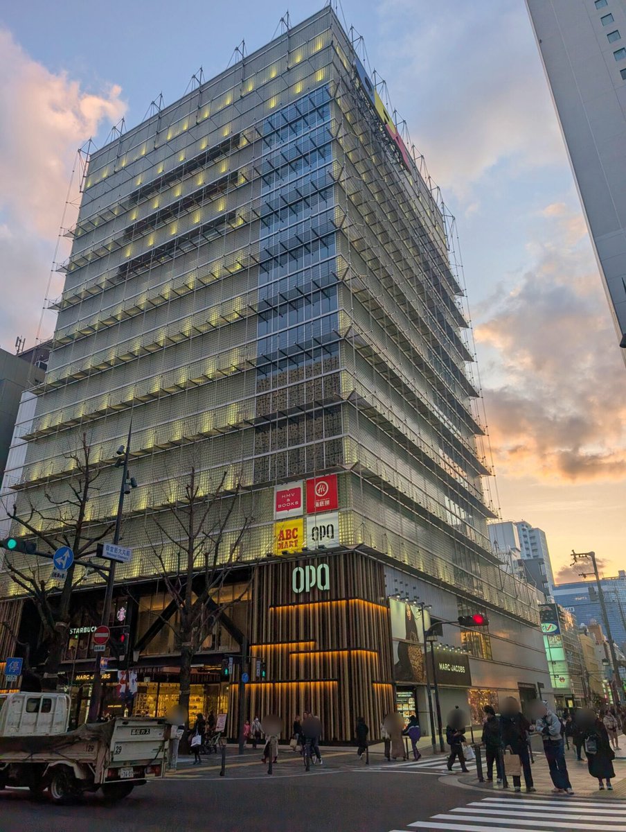 osaka2shin's tweet photo. 大阪民に聞きたい。

閉店した店。

なくなった建物。

変わってしまった街並み。

「なくなってから結構寂しかったな…」

と思った大阪の場所ってありますか？

昔よく遊んでいた場所でも、学生時代に通った店でもOK。

個人的には心斎橋OPAと味園ビル。
OPAは待ち合わせにも使ってたし、味園ビルは行ったことはあまりないけど、バーがいっぱい入ってる階の異世界感が好きだった😂

みんなの記憶に残ってる大阪を聞いてみたい👀
