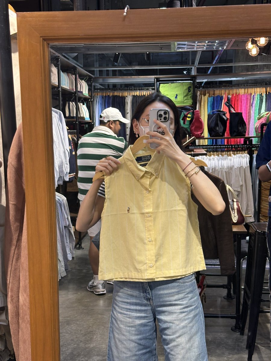 tamjaichunbkk's tweet photo. ไปเดิน 1981 เจอร้านขายเสื้อผ้า polo ralph lauren มือสอง ของเยอะมาก size เล็กก็มี นี้ไปเจอ เสื้อเชิ้ตสีโคตรน่ารัก https://t.co/NwtetEh4XU