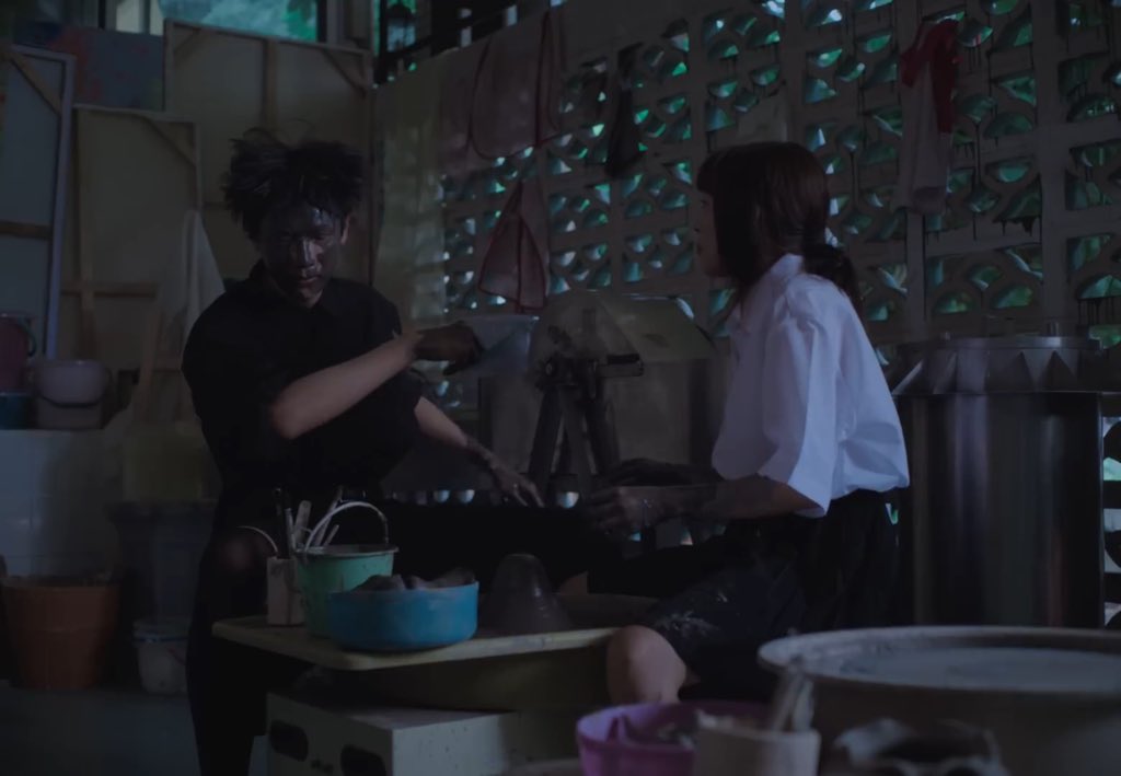 _jasmine_ly's tweet photo. Sad song but this make me laugh 5555555555555 ขอโทษคั้บ

#BUS_รักมักยาก_MV https://t.co/CEvkZLIfT4