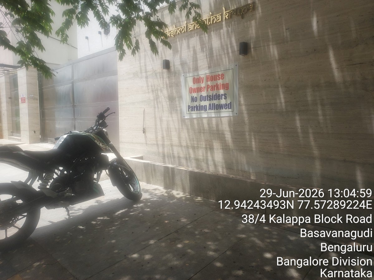 SaveBasavangudi's tweet photo. #Basavanagudi #FirstSafetyOfCitizens

Encroachment clearance on Puttanna Road & Market Road is STILL PENDING. 

Photo 2. 22 Market Road, Basavanagudi

Illegal >3ft ramp on footpath. No 150mm curb. Pedestrians forced onto road.

Footpath converted to vehicle parking. Violates IRC:103-2012 & SC Orders 

@krishnabgowda Sir, @GBA_office please ensure these are NOT left out in the drive. "Footpath ONLY for pedestrians."