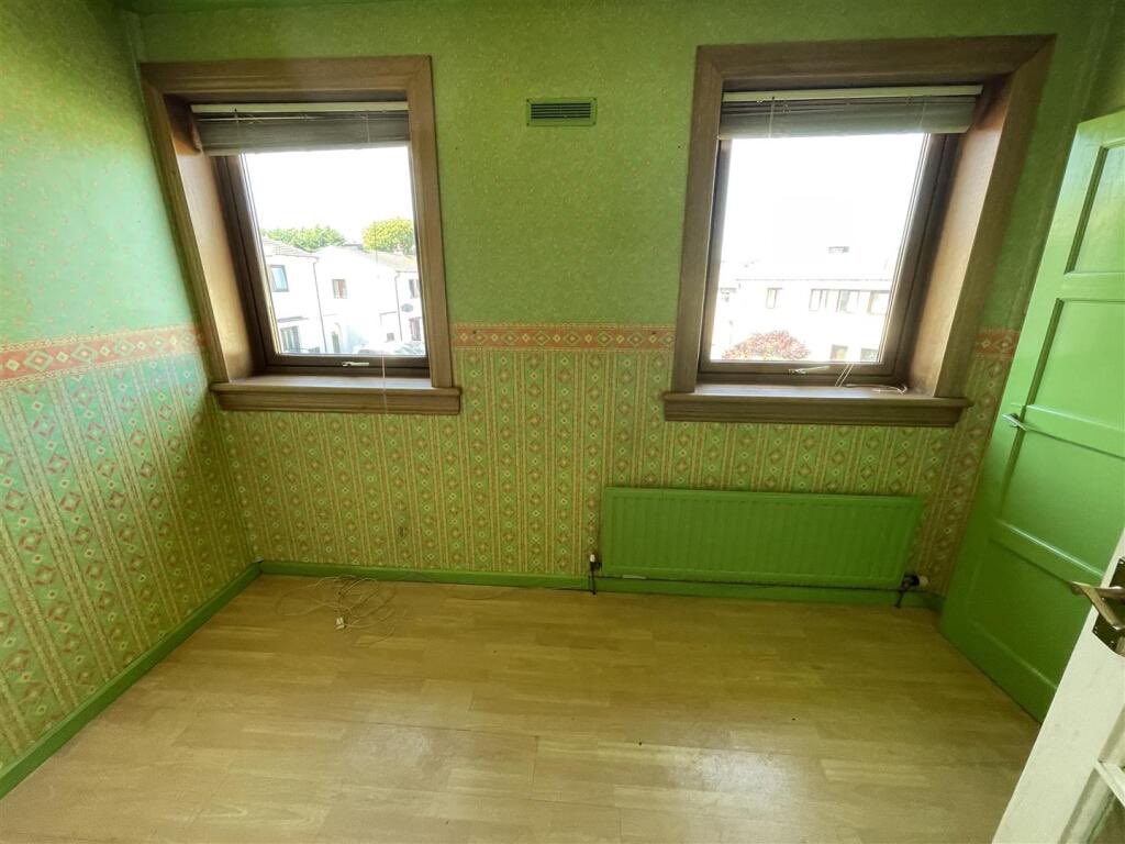 _Leannee's tweet photo. One of the first houses I lived in has gone on the market. We moved out about 25 years ago and in that time my neon bedroom has not been redecorated LMAO. Nice to see someone else appreciated 11 year old Leanne’s sense of interior design https://t.co/sQCcpYOcQR