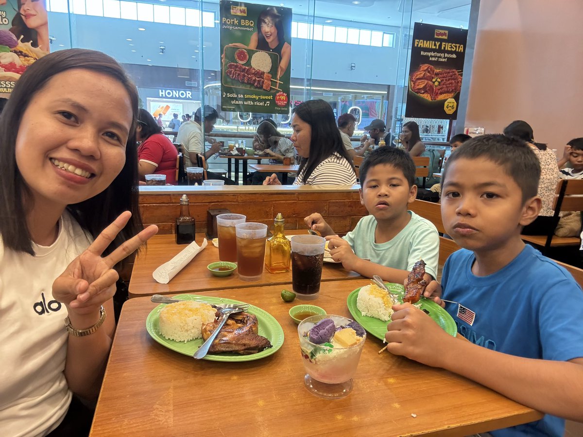 Rissa_002's tweet photo. @MangInasalPH Kapag lumabas kami di na ako nag tatanong san kami kakain,alam ko favorite nila porkbbq ng @MangInasalPH masaya at masarap sa mang inasal kumain dahil ang babait ng staff,aasikasuhin ka nila kapag walang upuan, appreciated ko yun. #MangInasalPorkBBQBlowout2026 https://t.co/WxAGZrhIAi