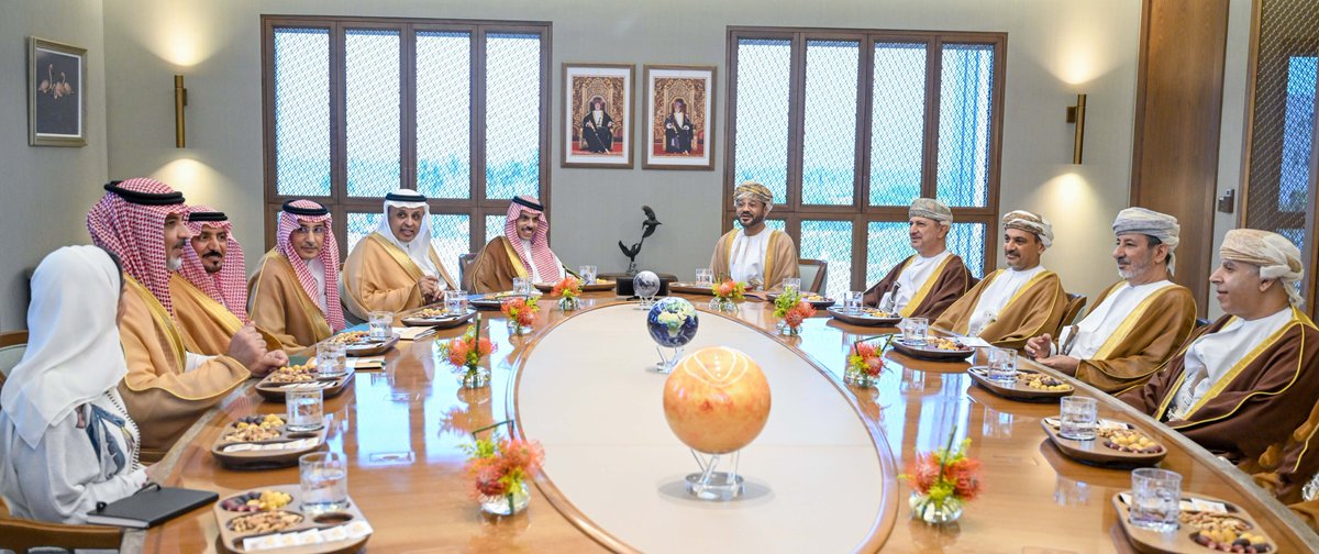 OmanNewsAgency's tweet photo. معالي السّيد وزير الخارجية وسمو الأمير وزير الخارجية بالمملكة العربية #السعودية يبحثان خلال لقائهما بمسقط سبل تعزيز العلاقات الأخوية والتعاون الثنائي في مختلف المجالات، ومناقشة التطوّرات الإقليمية، مؤكدين على ضرورة إعلاء منطق التهدئة، وتفادي أي خطوات تُفاقم المخاطر، واعتماد الحلول الدبلوماسية لخفض التوتر وضمان سلامة وحرية الملاحة البحرية.

#العُمانية