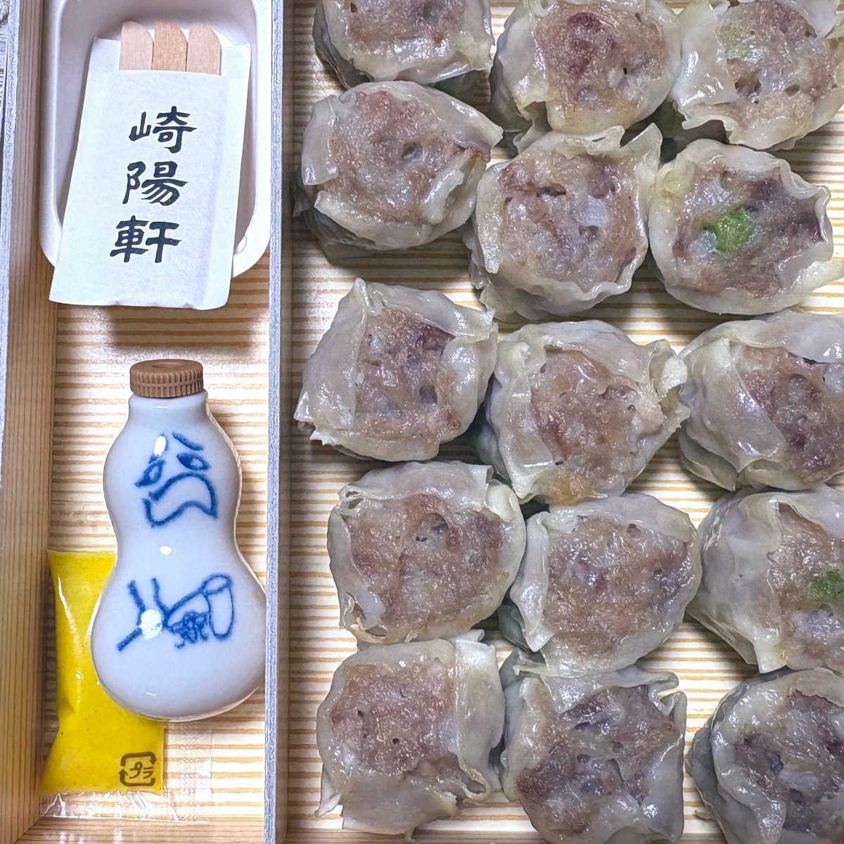 nozzy74's tweet photo. よかった走れた。
明日はどうだろう？
不安と湿気がつきまとう。
重くても平気な日もあるし、行けそうだと思ってもガタガタな日もある。
綱渡りの毎日だよ。て大袈裟か？
まあでも7月は体調の回復に努めたい。
思ってた矢先フジロックのリストバンドが届いた。
あっという間だよ

豚バラ白菜と崎陽軒。 https://t.co/fBBiLCuRHh
