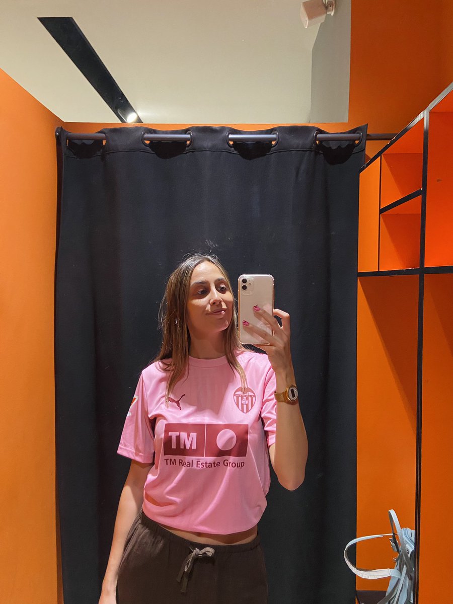 paulalerinm's tweet photo. Después de la presentación de Dieng me he pasado por la tienda del Valencia para ver en detalle la camiseta y me encanta. 

En persona me gusta todavía más. https://t.co/w1RypiHqrL