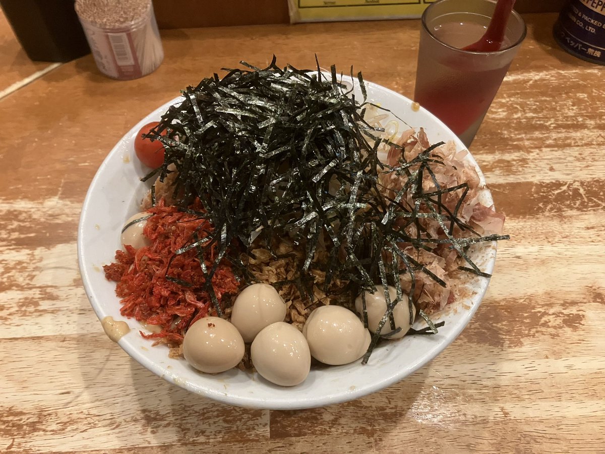 QbbGa's tweet photo. 今日は我慢できず仕事終わりに豚道場へ
限定の冷やしまぜそばうずらトッピングで大変美味しくすすれました！やっぱり冷やしは食べやすくていいですね
ご馳走様でした😋

#豚道場 https://t.co/5IbQWfWITD
