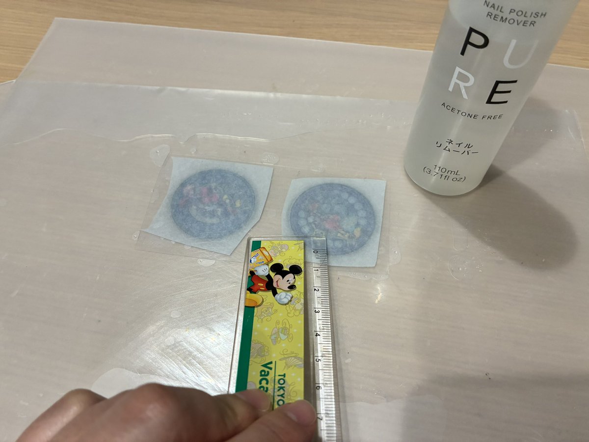 dreamagic39's tweet photo. ここにトッモが買ってきてくれたジュビリーロケットのパーツと、箱買いしたKHのアクリルステッカーがあるじゃろ？
ステッカーは少し大きめだから縮小して上手い具合に転写するとな、キングダムハーツ仕様のジュビリーロケットになる
#KH手芸部 https://t.co/HSShs2SOYb