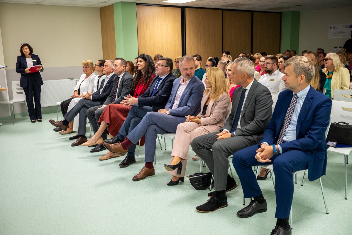 WalbrzychMM's tweet photo. 🏥 Dziś otwarto nowy Zakład Endoskopii Zabiegowej w @szp_sokolowski . Inwestycja warta blisko 78 mln zł (70,3 mln zł z KPO) oznacza szybszą diagnostykę i lepsze leczenie, szczególnie w onkologii. Wałbrzyski szpital rozwija się w imponującym tempie! @RomanSzelemej @PawelGancarz @bielawska_s @AZabska @Dolny_Slask