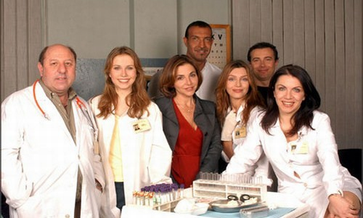 amypondering's tweet photo. la cosa più incredibile del medico in famiglia è che quella asl sia rimasta aperta per trent'anni nonostante avesse tipo due pazienti fisse in perfetta salute e i medici ci andassero solo per inciuciare e parlare dei fatti propri https://t.co/z2DP62JfBQ