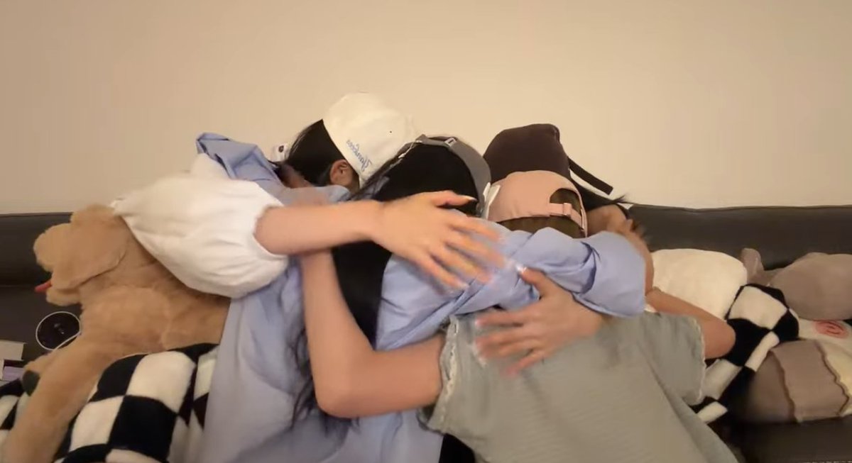 juhyeon6749's tweet photo. 리센느 생방 중에 멤버들 전부 울었다 ㅠㅠ

러브어택 차트 1위 하면서 다 같이 눈물… 유튜브 라이브 켜고 팬들이랑 소통하다가, 축하 나누고 마지막엔 그동안 힘들었던 거랑 여기까지 열심히 달려온 게 떠올랐는지 다들 울더라
이런 애들을 일베로 몰아간 mbc… 진짜 이게 방송사가 할 짓이냐
고생 많았고, 항상 행복하자 리센느 🤍