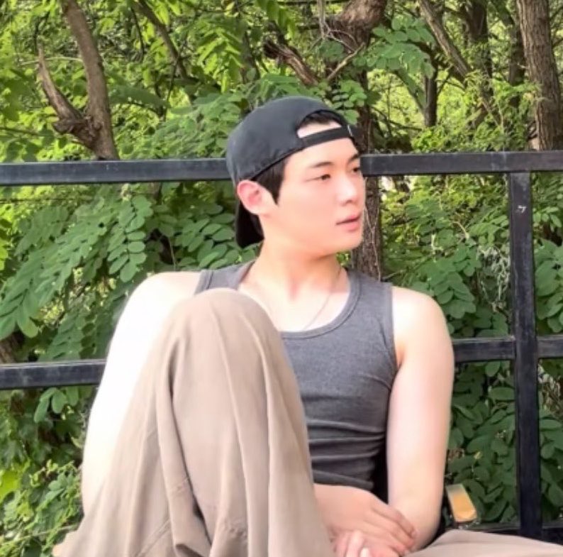 iyeltobeli's tweet photo. lek yono iki tonggone mas arul, biasane sing nyupiri trek amot wedi, wesi, karo kayu gae nguli wong wong. masio lek yono iki luweh tuwek soko mas arul, de e gung rabi soale sek jiper arep ngelamar ci owen, makane.. biasa lak wayahe ronda lek yono meminta pencerahan dari mas arul sing wes berpengalaman 🙂‍↕️

     lek yono supir                                    mas arul kuli