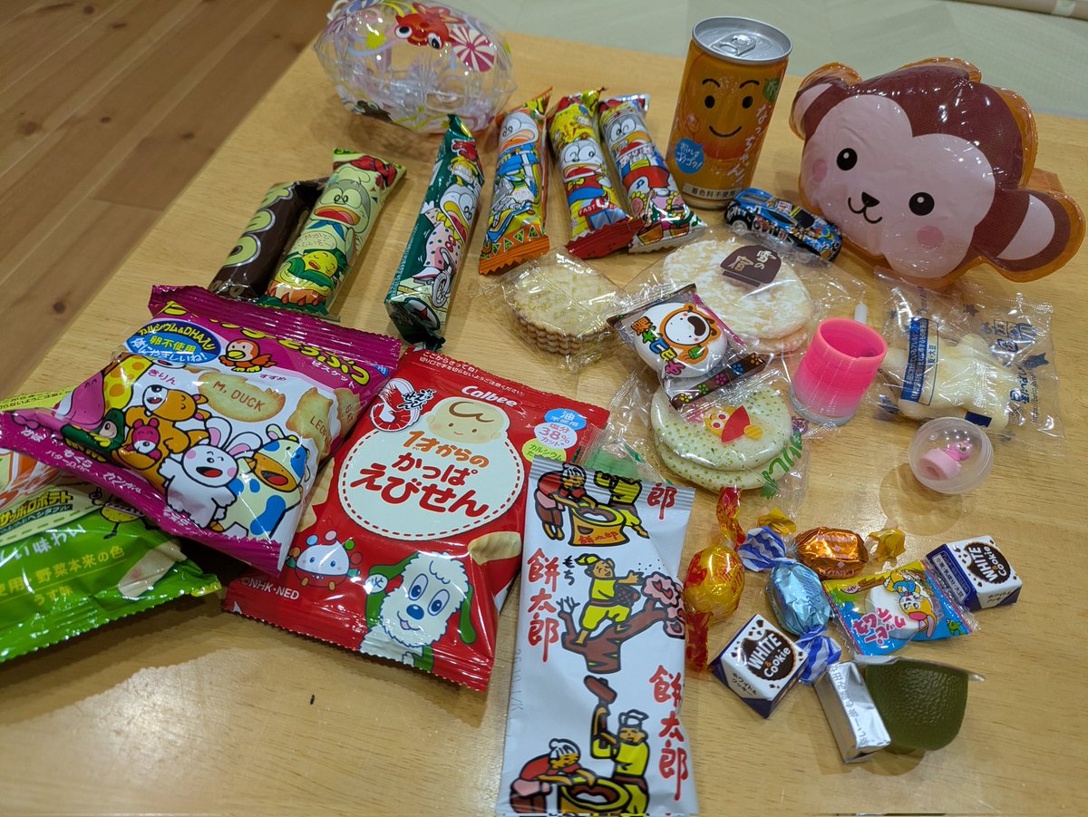 96da_3ka's tweet photo. うちも七夕のろうそくもらいをして、お菓子をたくさんもらってきました🕯1歳半の娘が食べられるお菓子とおもちゃとジュースを選んだら、うまい棒はお父ちゃんのおつまみ、あとはお母ちゃんのおやつ。平和に分けました笑 https://t.co/UJKB1NIOK0