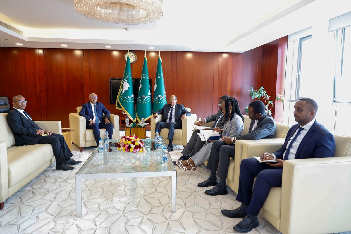 _AfricanUnion's tweet photo. Le Président de la Commission de l’Union africaine (UA), S.E. Mahmoud Ali Youssouf, a reçu S.E. Auguste Richard Paraina, Représentant permanent de la République de #Madagascar auprès de l’UA, venu lui présenter ses lettres de créance.

L’Ambassadeur Paraina a remercié le Président de la Commission pour son accueil et a exprimé sa reconnaissance pour le soutien constant de l’Union africaine à Madagascar.

Le Président de la Commission @ymahmoudali a réaffirmé le plein soutien de la Commission à la transition conduite par les autorités malgaches et a salué la nouvelle feuille de route visant au retour à l’ordre constitutionnel. Il a également rappelé sa rencontre avec le Président de la Refondation en marge de l’Africa Forward Summit à Nairobi.

Il a, par ailleurs, salué le dialogue politique inclusif en cours et réitéré la disponibilité de la Commission à accompagner le pays dans son retour à l’ordre constitutionnel.

Lire @ https://t.co/nYUMxKBiBm