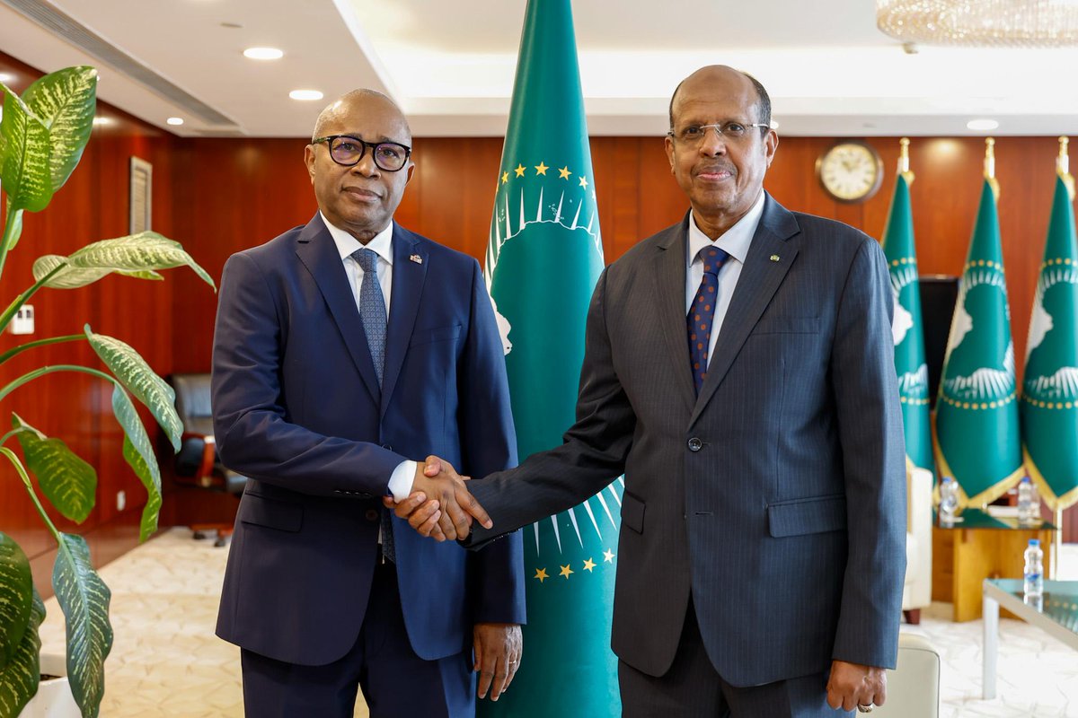 _AfricanUnion's tweet photo. Le Président de la Commission de l’Union africaine (UA), S.E. Mahmoud Ali Youssouf, a reçu S.E. Auguste Richard Paraina, Représentant permanent de la République de #Madagascar auprès de l’UA, venu lui présenter ses lettres de créance.

L’Ambassadeur Paraina a remercié le Président de la Commission pour son accueil et a exprimé sa reconnaissance pour le soutien constant de l’Union africaine à Madagascar.

Le Président de la Commission @ymahmoudali a réaffirmé le plein soutien de la Commission à la transition conduite par les autorités malgaches et a salué la nouvelle feuille de route visant au retour à l’ordre constitutionnel. Il a également rappelé sa rencontre avec le Président de la Refondation en marge de l’Africa Forward Summit à Nairobi.

Il a, par ailleurs, salué le dialogue politique inclusif en cours et réitéré la disponibilité de la Commission à accompagner le pays dans son retour à l’ordre constitutionnel.

Lire @ https://t.co/nYUMxKBiBm