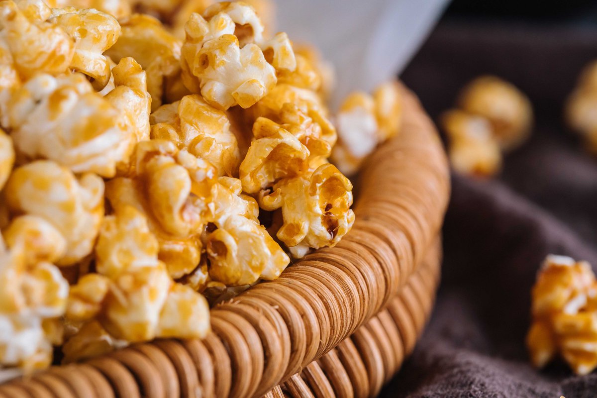 Alida110801's tweet photo. [Just grabbed a bag of salted caramel popcorn and it’s already half gone—sharing is caring, but can I really  Who’s my next snack buddy]， https://t.co/a1paDbaWJR