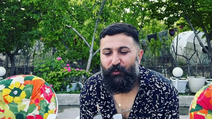 JoopSoesan's tweet photo. Voetbalfan Mehdi Eskandarian gaf zijn leven in de strijd voor de toekomst van zijn kinderen en een vrij Iran - interview.
"Als we vandaag niet de straat op gaan voor de vrijheid van Iran, zullen onze kinderen dat op een dag moeten doen. Vandaag gaat het om óns leven, zodat zij een betere toekomst kunnen hebben," zei hij in januari tegen zijn vrouw. https://t.co/jDpH2gAB3y