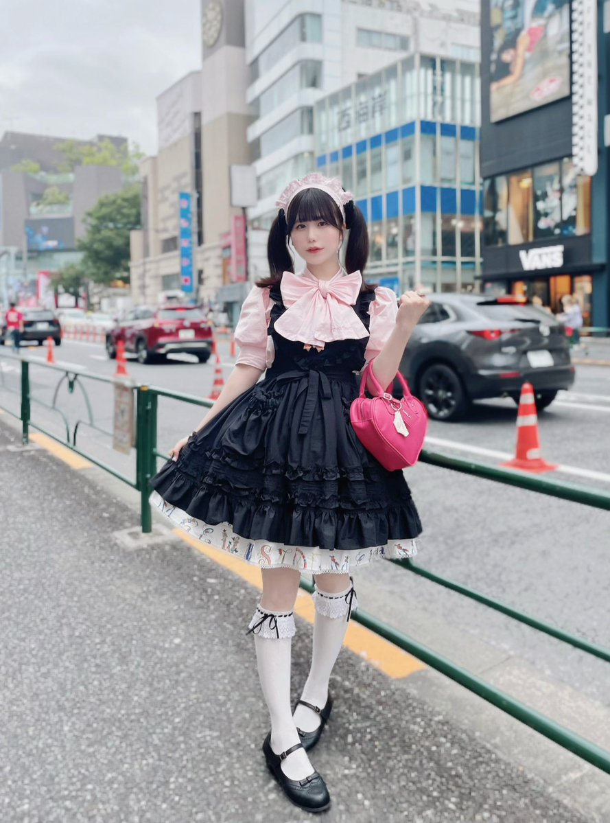 iue_ni's tweet photo. 黒ピンクコーデお茶会参加した日🖤🩷
あとからMILKでヘッドドレスを現地調達してさらに完璧コーデになった🎶 https://t.co/X4YJqf4lJD