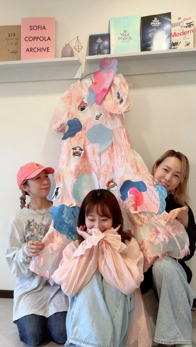 neatsyui's tweet photo. ⭐️ポッドキャスト更新⭐️

まくらごと Ep.50「妄想の具現化」
Guest：志度ゆうりちゃん（空間美術アーティスト）
🔗 https://t.co/QwMv3ZF3sa

✨3週連続！ゆうりちゃんゲスト企画 第2弾✨

●前代未聞ライブの歴史を振り返ろう
●ワイヤレスヘッドフォンライブ「傑作展」妄想の具現化
●瞬間芸術としての空間
●デンマーク公演「Is Your Phonic」はスーツケースで持ち運べる美術

これまで一緒に作ってきたライブは、どれもこれも前代未聞の挑戦ばかりでした。何もない場所に作り上げる空間演出を振り返りながら、チャレンジの過程についてたっぷり語ります🌙🎨

いつも無理難題を楽しんで一緒に乗り越えてくれてありがとう〜🫶

ゆうりちゃん @SidYuuri と
イソム @isomuuu とわいわい楽しくいつものおしゃべり🏡

Spotify、Apple、Amazonなどで配信中です🎧

#podcast
#ポッドキャスト 
#isomu
#志度ゆうり
#新津由衣