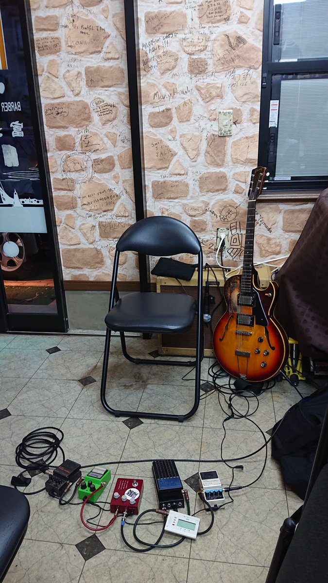 loslobosdelsol's tweet photo. 最後の曲となった『ロンリー・ウーマン』のフレーズが今も心地よく頭の中で鳴っている。

コードだけで曲が作れたら理想的と思っていて、左手の指が固定されてスライドしまくっていた大友さんの演奏は、そんなイメージにぴったり。またここで聴きたい。

#大友良英 #上尾市 #Barberfuji https://t.co/amqKjT8hiT