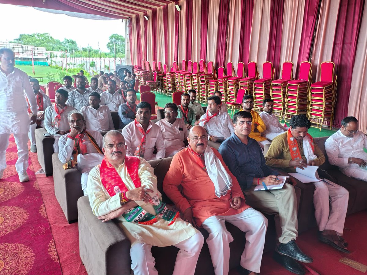 idharampalsingh's tweet photo. आज झाँसी जिले के सभी वर्तमान एवं पूर्व पदाधिकारियों के साथ संगठनात्मक बैठक किया। https://t.co/uu7SFyOyIn