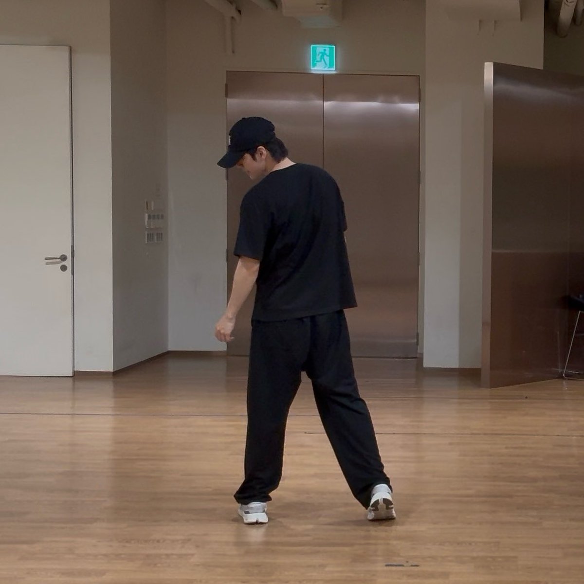 thebatt_'s tweet photo. องซองอูกับลุคในห้องซ้อมน่ะ 🫠🤟🏻 https://t.co/t0S44PwLD6