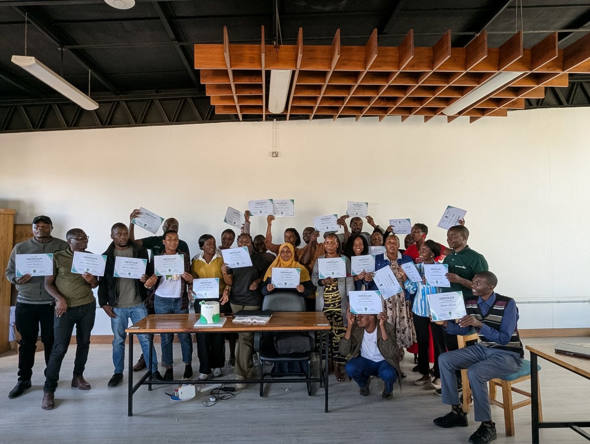 OneAcreFundJobs's tweet photo. Sharper skills mean greater impact.⚡

Last month, our Global Learning and Development team hosted management and customer service excellence training sessions for our Tanzania staff to ensure we keep delivering our best for the farmers we serve. 

#LifeAtOneAcreFund https://t.co/8tiu6zP4rZ