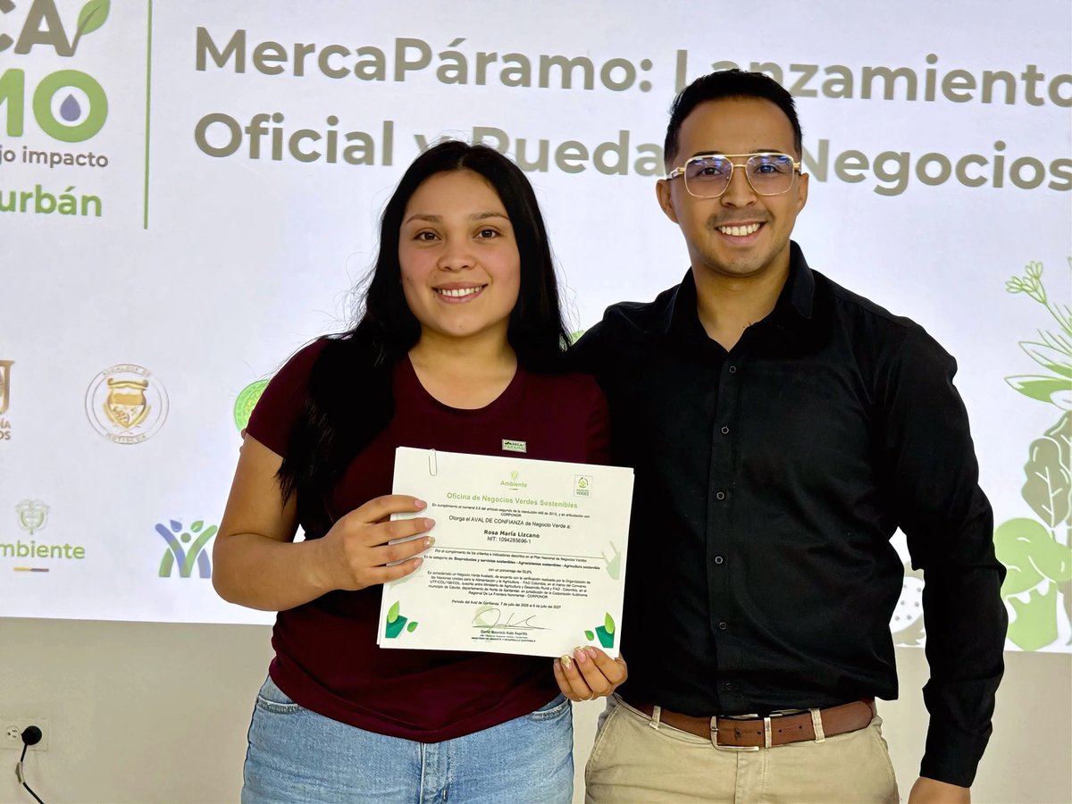 FAO_Colombia's tweet photo. Hoy, 22 productores de #MercaPáramo reciben su certificación en Buenas Prácticas Agrícolas (BPA) con @ICAColombia y Negocios Verdes y Sostenible @MinAmbienteCo. Gracias a @MinAgricultura, seguimos impulsando alimentos sanos y una agricultura que protege el Páramo de Santurbán https://t.co/PuRSLv4JLr