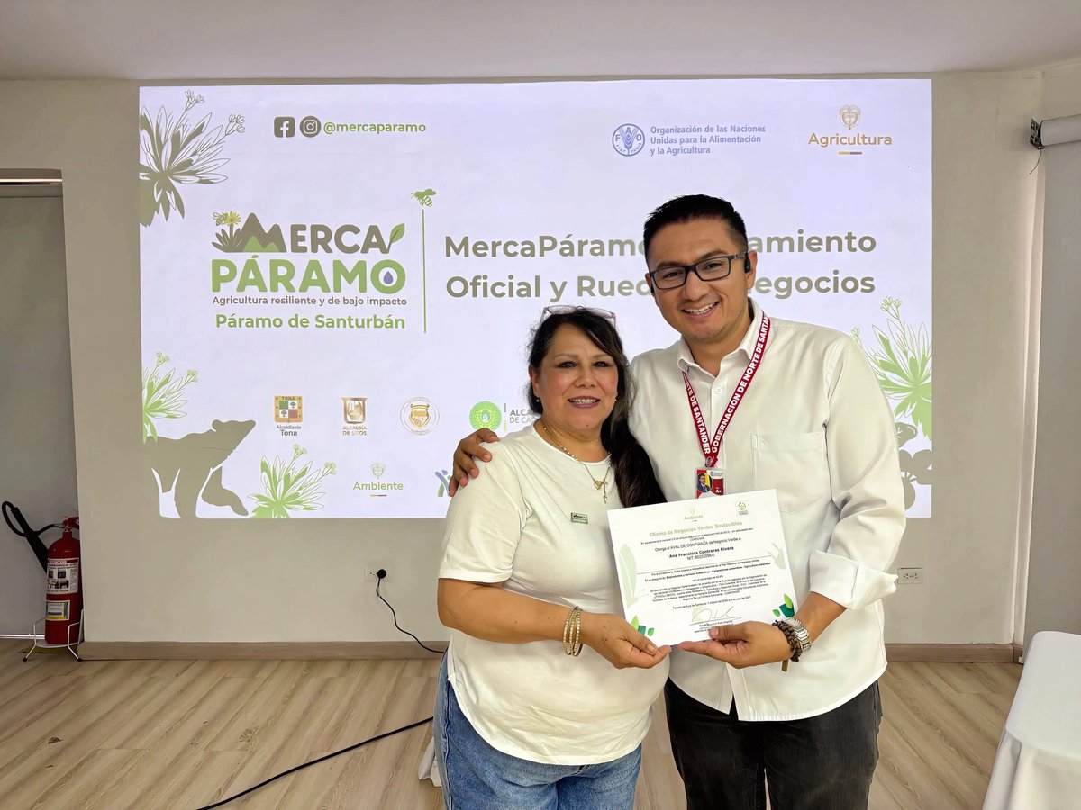 FAO_Colombia's tweet photo. Hoy, 22 productores de #MercaPáramo reciben su certificación en Buenas Prácticas Agrícolas (BPA) con @ICAColombia y Negocios Verdes y Sostenible @MinAmbienteCo. Gracias a @MinAgricultura, seguimos impulsando alimentos sanos y una agricultura que protege el Páramo de Santurbán https://t.co/PuRSLv4JLr