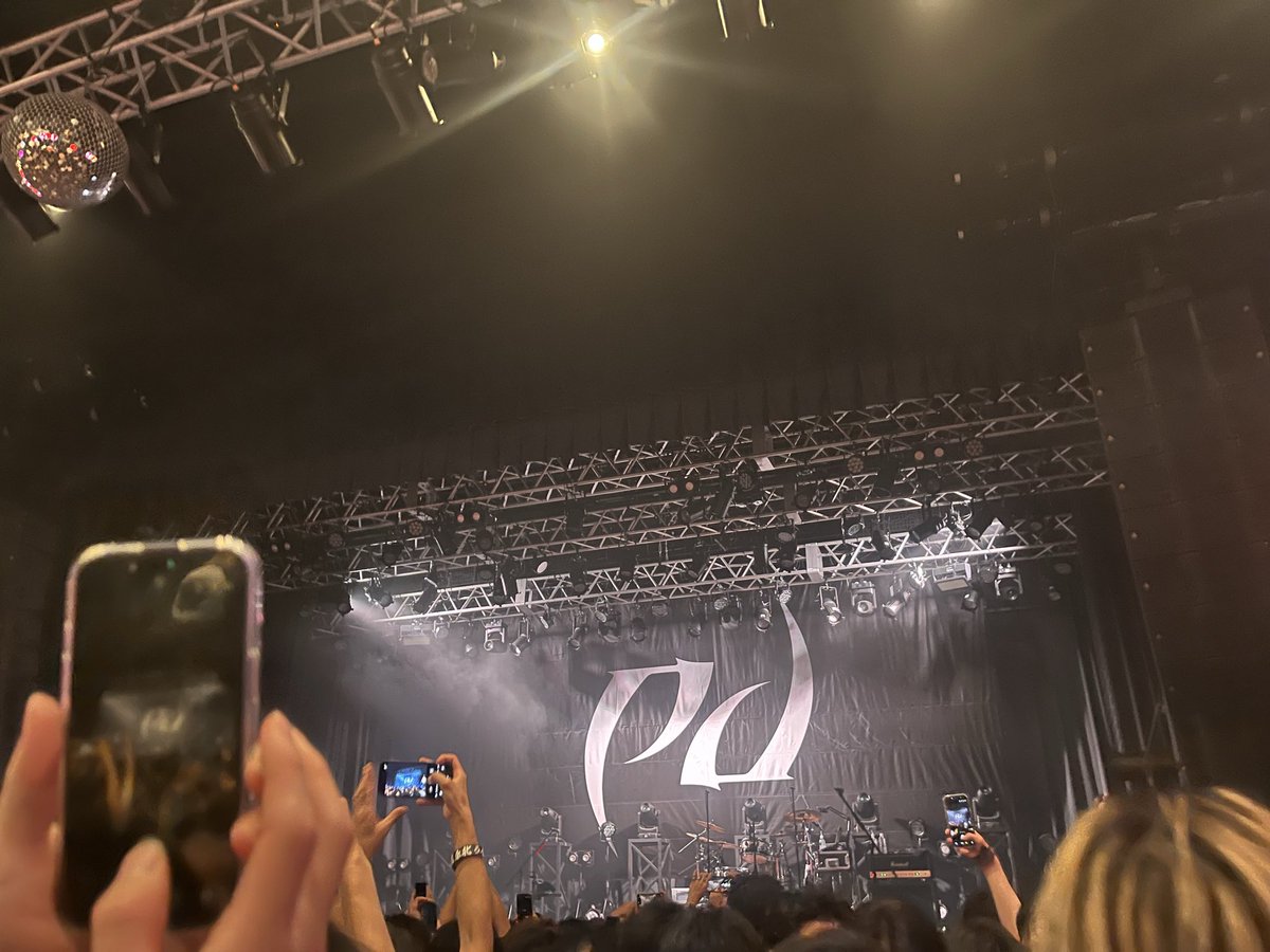 sum77er's tweet photo. セトリもまじ良かったしアンコールなし、モッシュダイブありっていうのも久々ではしゃいで靴片方無くしかけた( ᴖ ̫ᴖ; )

paleduskの曲と最後の締め予習しといたからめっちゃ楽しかった🤩

受験生なので今年最後のライブで最高のロックとバンドを知れたのでかい
楽しかったです🥹 https://t.co/VOoR94vMsk