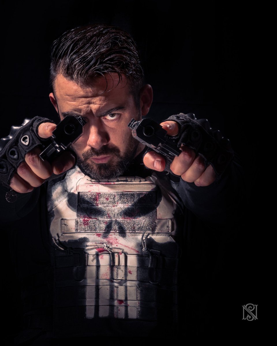 _MathieuLD's tweet photo. Mon Cosplay de Franck Castle alias le Punisher. Version réelle et version comics 
#franckcastle #punisher #comics #marvel #punishercosplay https://t.co/aTUaXOpB0z