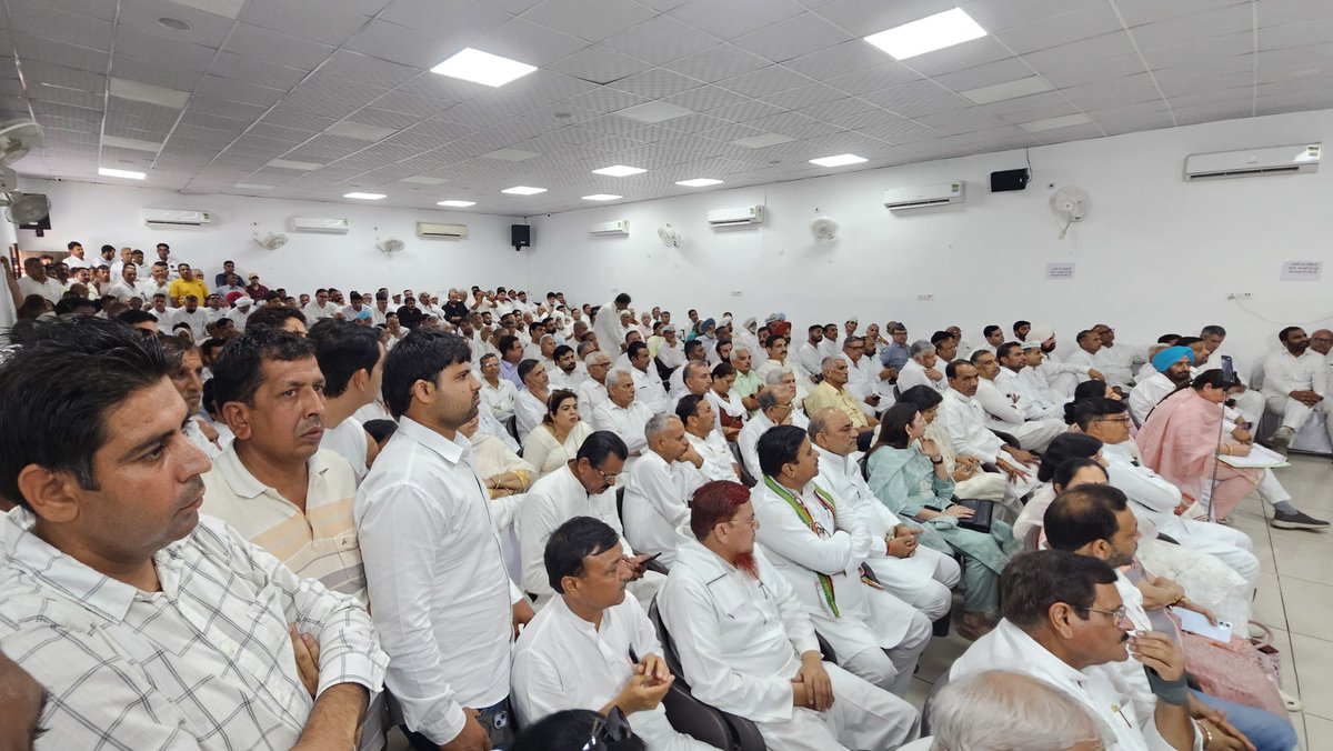 BhupinderShooda's tweet photo. आज PCC मुख्यालय, चंडीगढ़ में हरियाणा प्रदेश कांग्रेस कमेटी की जनरल बॉडी की बैठक में अपने विचार और अनुभव साझा किये।

इस अवसर पर ​नव-नियुक्त प्रभारी श्री @SanjaySDutt जी को कार्यभार संभालने पर अपनी शुभकामनाएं दीं। संगठन को सशक्त बनाने और जन-हित के मुद्दों पर मिलकर काम करने का संकल्प दोहराया।