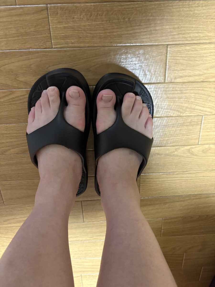 mashumarosensei's tweet photo. 骨格矯正サンダルゲット。しっかり靴擦れ痛いけど重心変わった感はある https://t.co/8XYsA1Txni