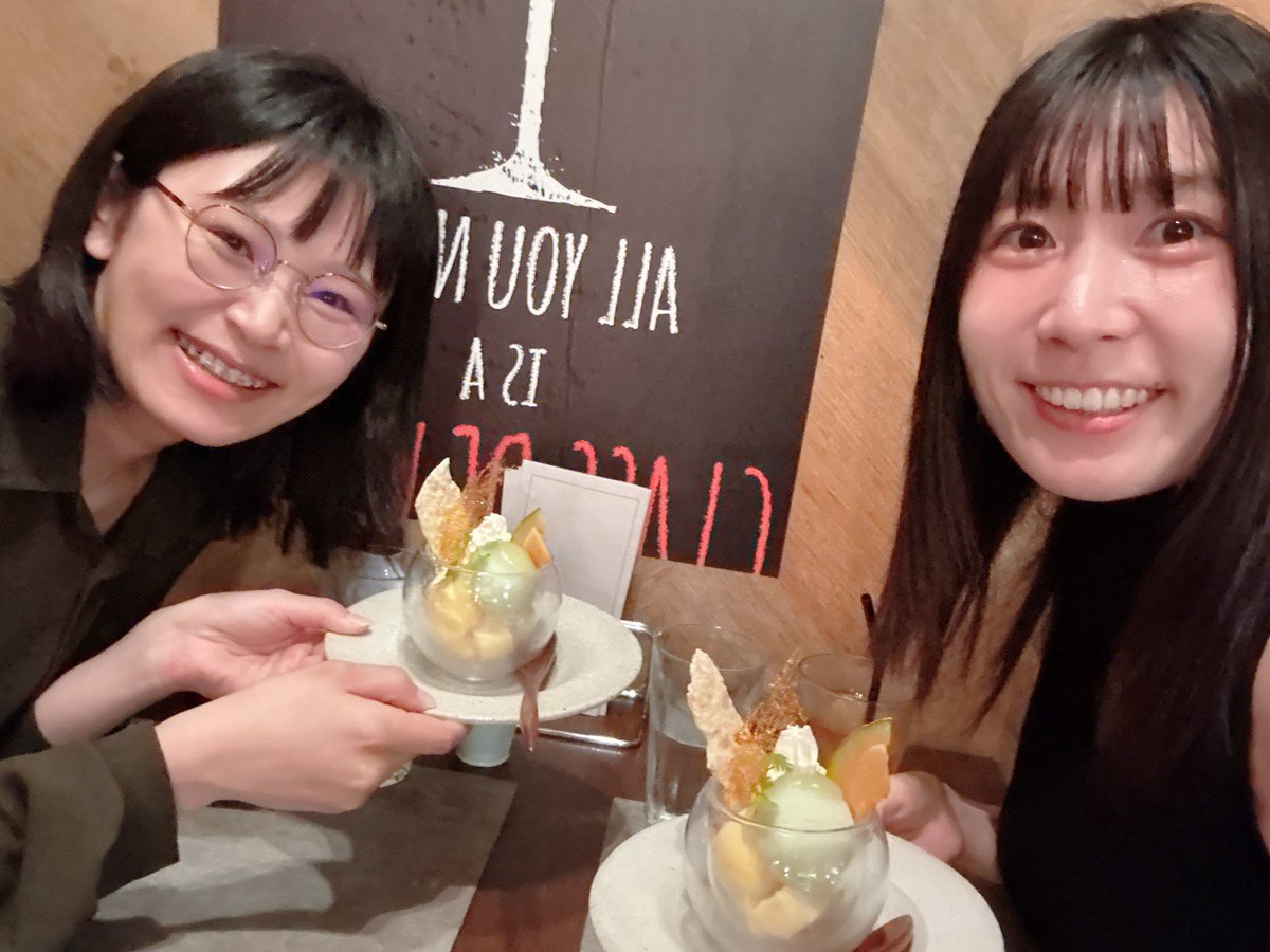 arisa_kinami's tweet photo. みさきちゃん(@ikedamisaki2525 )と定期ご飯会に行って来ました〜🫶✨
メロン大好き過ぎてメニュー見た瞬間
デザート絶対食べるって決めた2人😂
いつもありがとう💓 https://t.co/wBVC4txULc