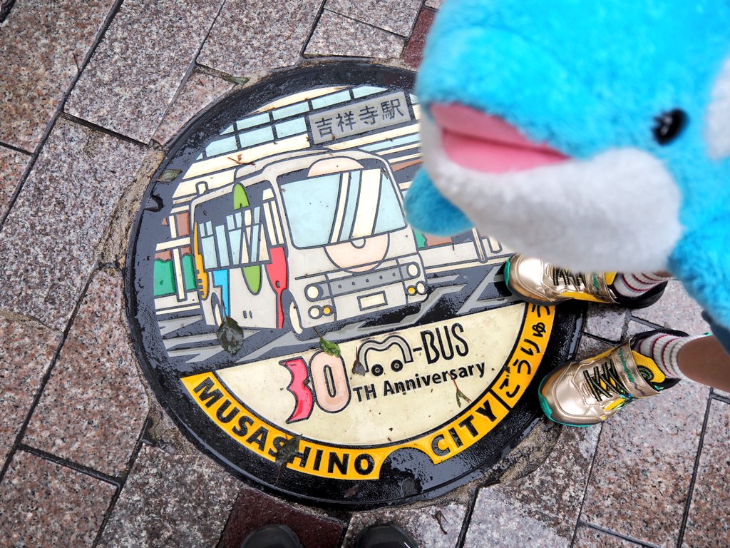 _buu_buu_'s tweet photo. 先週の吉祥寺。
サンロードでムーバスのマンホール発見。日野のポンチョ第一号なんだよ〜と語っておりました。
次はフライングタイガーのミニカー事情を偵察。チープカー2台とジャンプ台セットで350円であった。 https://t.co/nRUHo8BIpz