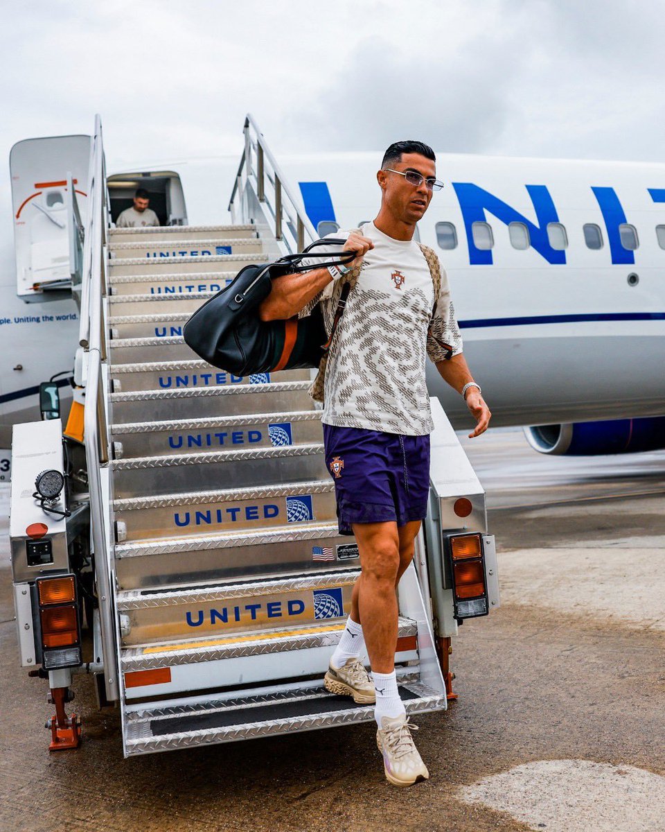 Florydangoma520's tweet photo. 📸 Le légendaire Cristiano Ronaldo arrive sain et sauf à Lisbonne ❤️ CR7 https://t.co/EaZXKxMseN
