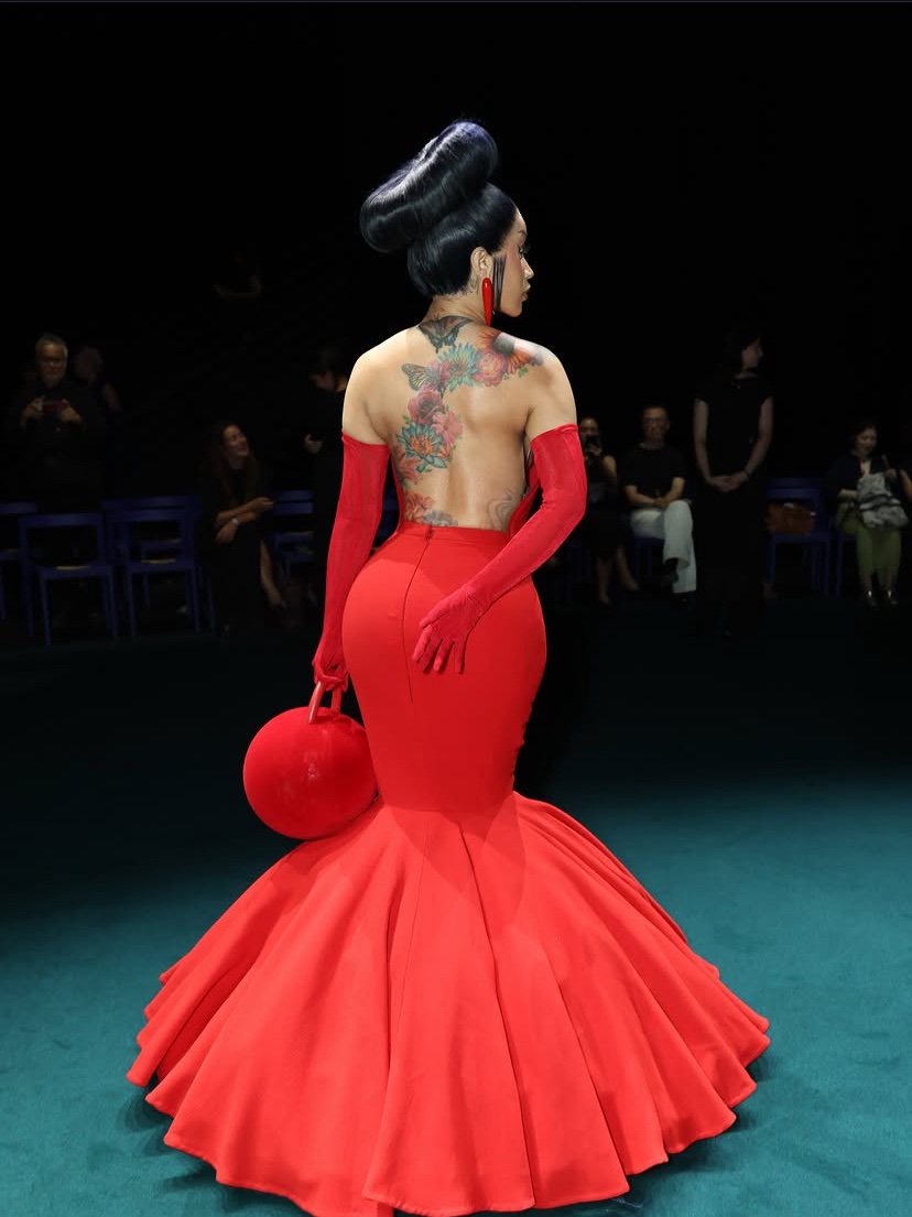 MSJENNYPOOH86's tweet photo. For the last hour this has been stuck in my head. I can always count on Cardi to come up with a catchy song without trying. Back it up, back it up, back it up, back it up and the lady yassss takes me out every time.🤣🤣🤣 Our girl killing fashion week. 👠♥️ https://t.co/IHWzkWLPLC