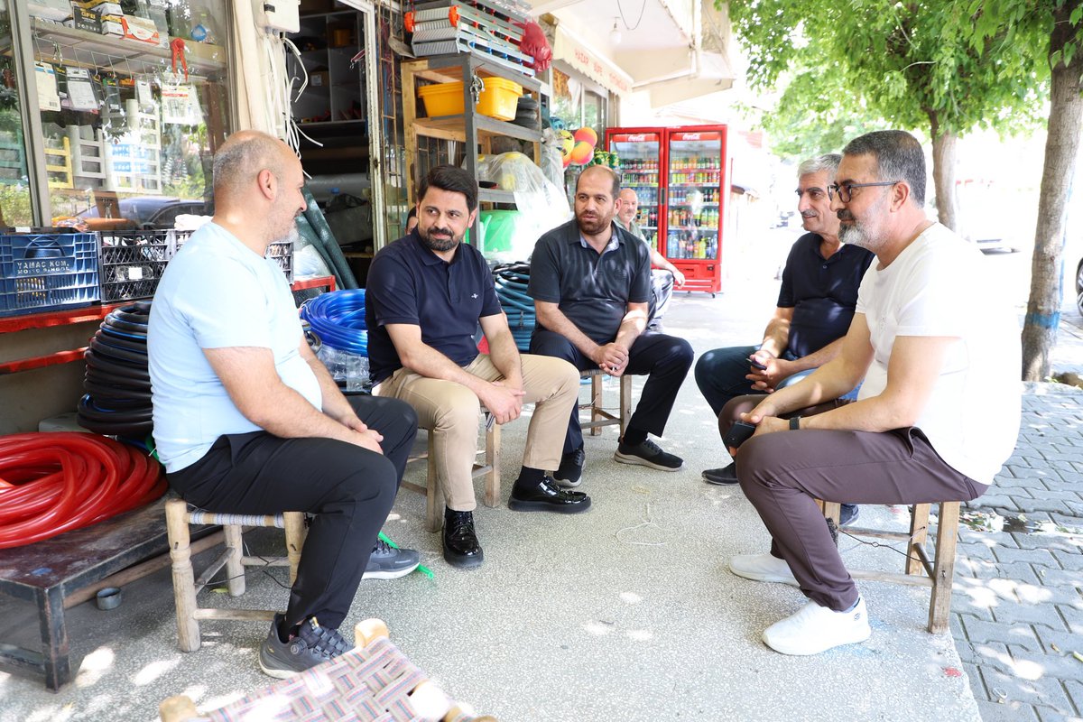 yilmaz_seven's tweet photo. Genç ilçemizde esnaflarımızı ve kahvehanelerimizi ziyaret ederek hemşehrilerimizle bir araya geldik. Çaylarını içtik, samimi sohbetlerine ortak olduk; talep ve beklentilerini ilk ağızdan dinledik. Bizim için en büyük kılavuz, vatandaşımızın sesidir. Misafirperverlikleri ve güler yüzleri için tüm hemşehrilerime yürekten teşekkür ederim. @bingolakparti