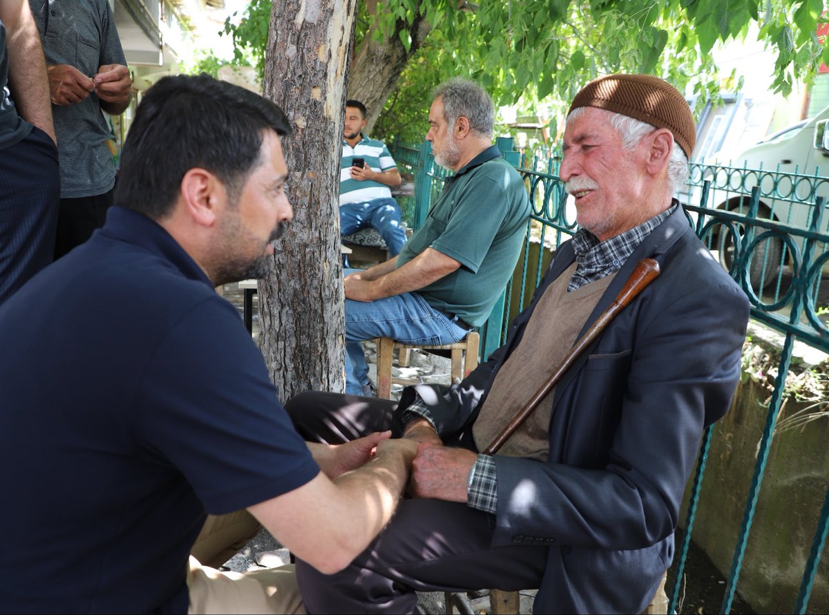 yilmaz_seven's tweet photo. Genç ilçemizde esnaflarımızı ve kahvehanelerimizi ziyaret ederek hemşehrilerimizle bir araya geldik. Çaylarını içtik, samimi sohbetlerine ortak olduk; talep ve beklentilerini ilk ağızdan dinledik. Bizim için en büyük kılavuz, vatandaşımızın sesidir. Misafirperverlikleri ve güler yüzleri için tüm hemşehrilerime yürekten teşekkür ederim. @bingolakparti