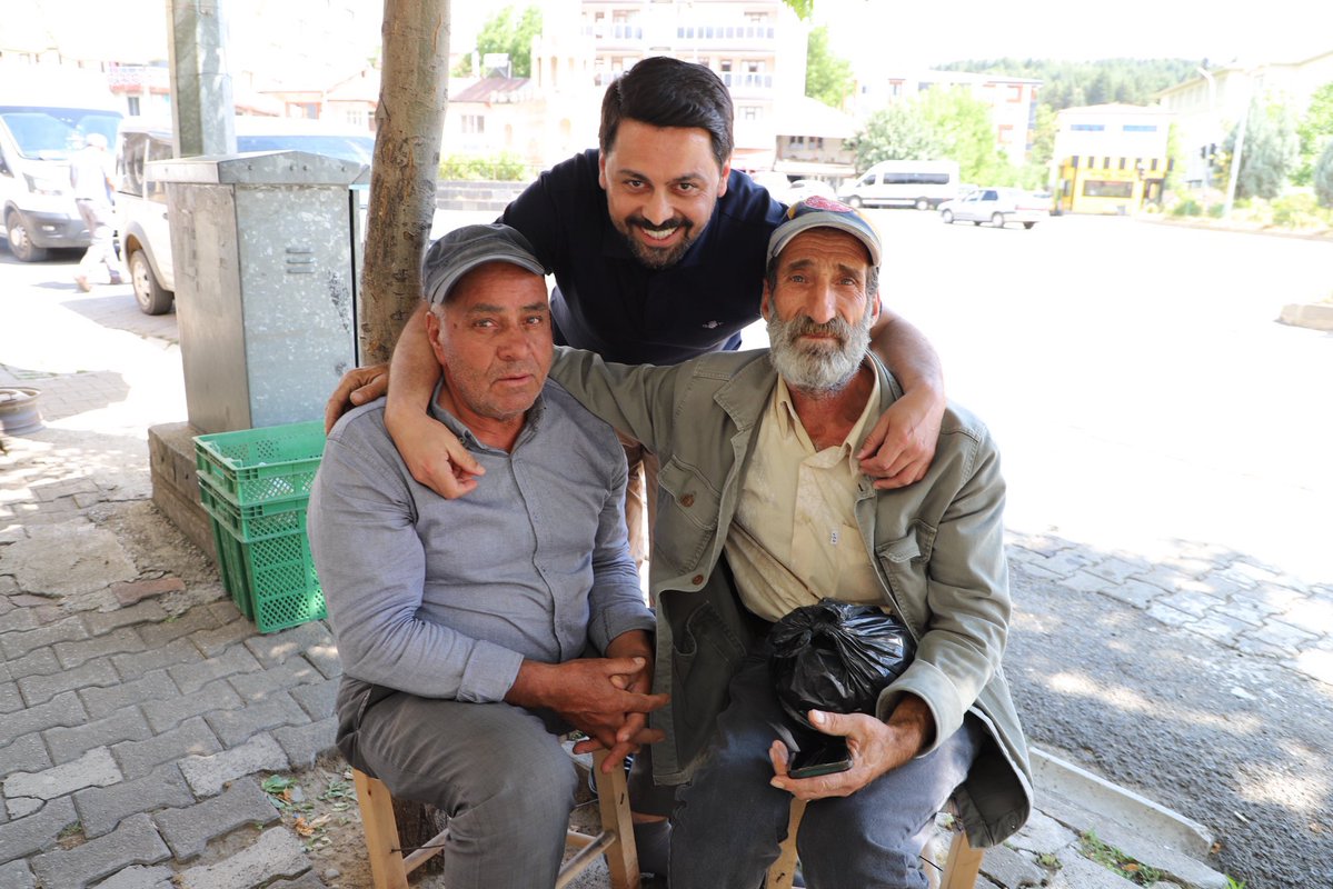yilmaz_seven's tweet photo. Genç ilçemizde esnaflarımızı ve kahvehanelerimizi ziyaret ederek hemşehrilerimizle bir araya geldik. Çaylarını içtik, samimi sohbetlerine ortak olduk; talep ve beklentilerini ilk ağızdan dinledik. Bizim için en büyük kılavuz, vatandaşımızın sesidir. Misafirperverlikleri ve güler yüzleri için tüm hemşehrilerime yürekten teşekkür ederim. @bingolakparti
