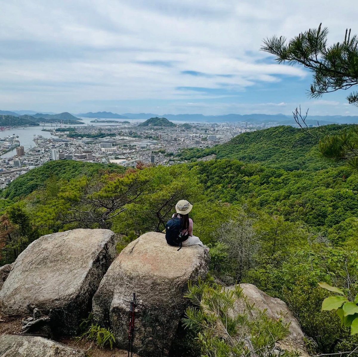 Yurane39's tweet photo. 広島市内に近い低山——日浦山⛰️

身近な山として親しまれており、山にはミニ四国八十八ヶ所霊場の石仏があります😊
山頂からは広島湾に浮かぶ島々を一望でき、とても楽しめます😃
#日浦山　
#低山ハイク　
#ハイキング
#自然が好き
#思い出 https://t.co/rAYLOW9sOi