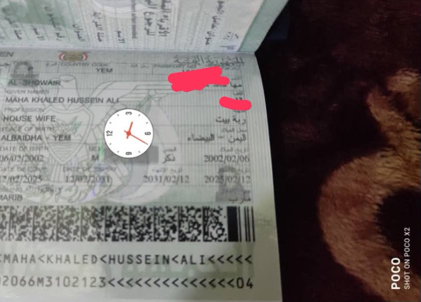 fathibnlazrq's tweet photo. وصلتني اليوم شكوى غريبة عجيبة يستوجب على رئيس مصلحة الجوازات التحقيق فيها فوراً.
مواطن راح يخرج جواز سفر لزوجته من مصلحة الهجرة والجنسية في مأرب ، المهم انهى المعاملة وانتظر اكثر من شهر حتى صدور الجواز .
واول ما تسلموا الجواز وهو بأسم امرأة باسم(مها) والمهنة ربة بيت اتضح ان الموظفين سجلوها  النوع : (ذكر).
كيف ذكر ياخلق الله وصورتها قدامك وربة بيت واسمها مها.
مش هنا المشكلة المشكلة انه رجع لهم علشان يصححوا قالوا له التعديل مش من عندنا ولازم تقدم طلب رسمي وقصة واجراءات طويلة  وتأكيدات.
طيب والحل
الحل مشي بالحاصل ههههههه
اوقفوا المهزلة  قبحكم الله من موظفين وقبح من يقبل بكم ..
قضية نضعها على طاولة رئيس المصلحة الدكتور طارق النسي.
اضبط سوقك ياحبيب .