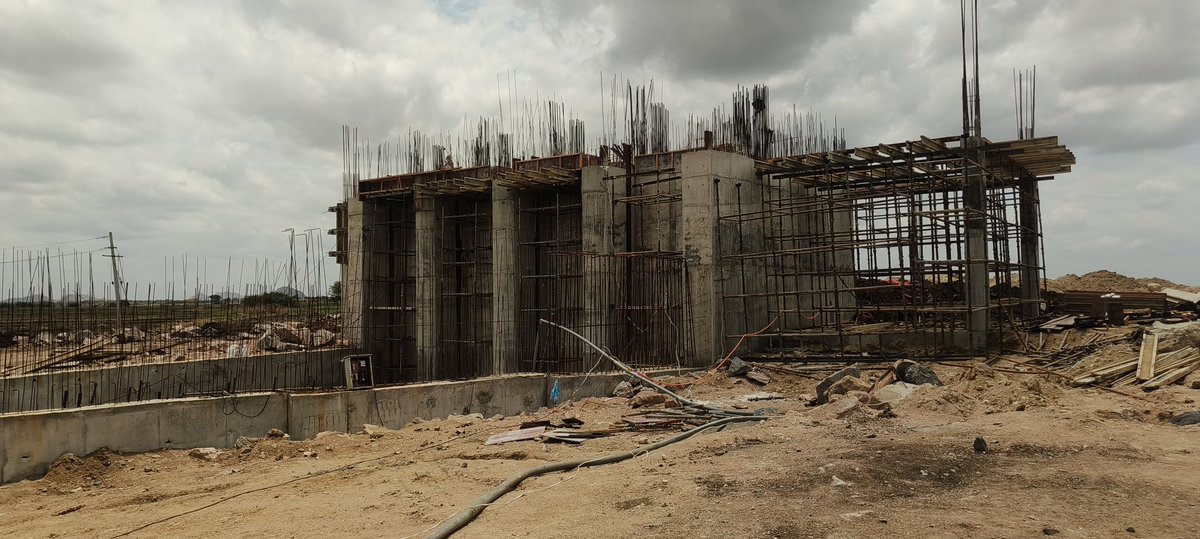 HiKollapur's tweet photo. తుంగభద్ర జలాల్లో తెలంగాణ హక్కులను తాకట్టు పెట్టొద్దు

ఆర్డీఎస్‌పై కర్ణాటక, ఆంధ్రప్రదేశ్ ప్రభుత్వాలు నిర్మిస్తున్న అక్రమ ప్రాజెక్టులు పాలమూరు రైతుల గొంతు కోస్తున్నాయి.

ఆర్డీఎస్‌లో పూడిక పేరుకుపోయి ఎడమ వైపున తెలంగాణకు నీళ్లు రావడం లేదు, కుడివైపున కర్నూల్ రైతులు తూములు బద్దలు కొట్టి నీళ్లను సుంకేసులకు తరలిస్తుంటే మనసుకు దుఃఖం కలుగుతుంది.

కర్ణాటక నిర్మిస్తున్న నావలి, చిక్కాలపర్వి, చిక్కమంచాల, కురిడి ప్రాజెక్టులు అలాగే ఆంధ్రప్రదేశ్ నిర్మిస్తున్న ఆర్డీఎస్ రైట్ కెనాల్ మరియు ప్రతిపాదించిన గుండ్రేవుల రిజర్వాయర్ పనులను ప్రభుత్వం అడ్డుకోవాలి.

కర్ణాటక అక్రమ ప్రాజెక్టుల వల్ల ఆర్డీఎస్, తుమ్మిళ్ల, భీమా ప్రాజెక్టులతో పాటు పాలమూరు, నల్గొండ, రంగారెడ్డి రైతాంగ ప్రయోజనాలు తీవ్రంగా దెబ్బతింటాయి.

ముఖ్యమంత్రి @revanth_anumula గారు, దయచేసి సీడబ్ల్యూసీ, కేఆర్ఎంబీ, కేంద్ర జలశక్తి శాఖ వద్ద ఈ అక్రమ ప్రాజెక్టులపై అధికారిక అభ్యంతరాలు నమోదు చేయండి, అవసరమైతే సుప్రీంకోర్టును ఆశ్రయించాలని డిమాండ్ చేస్తున్నాం.